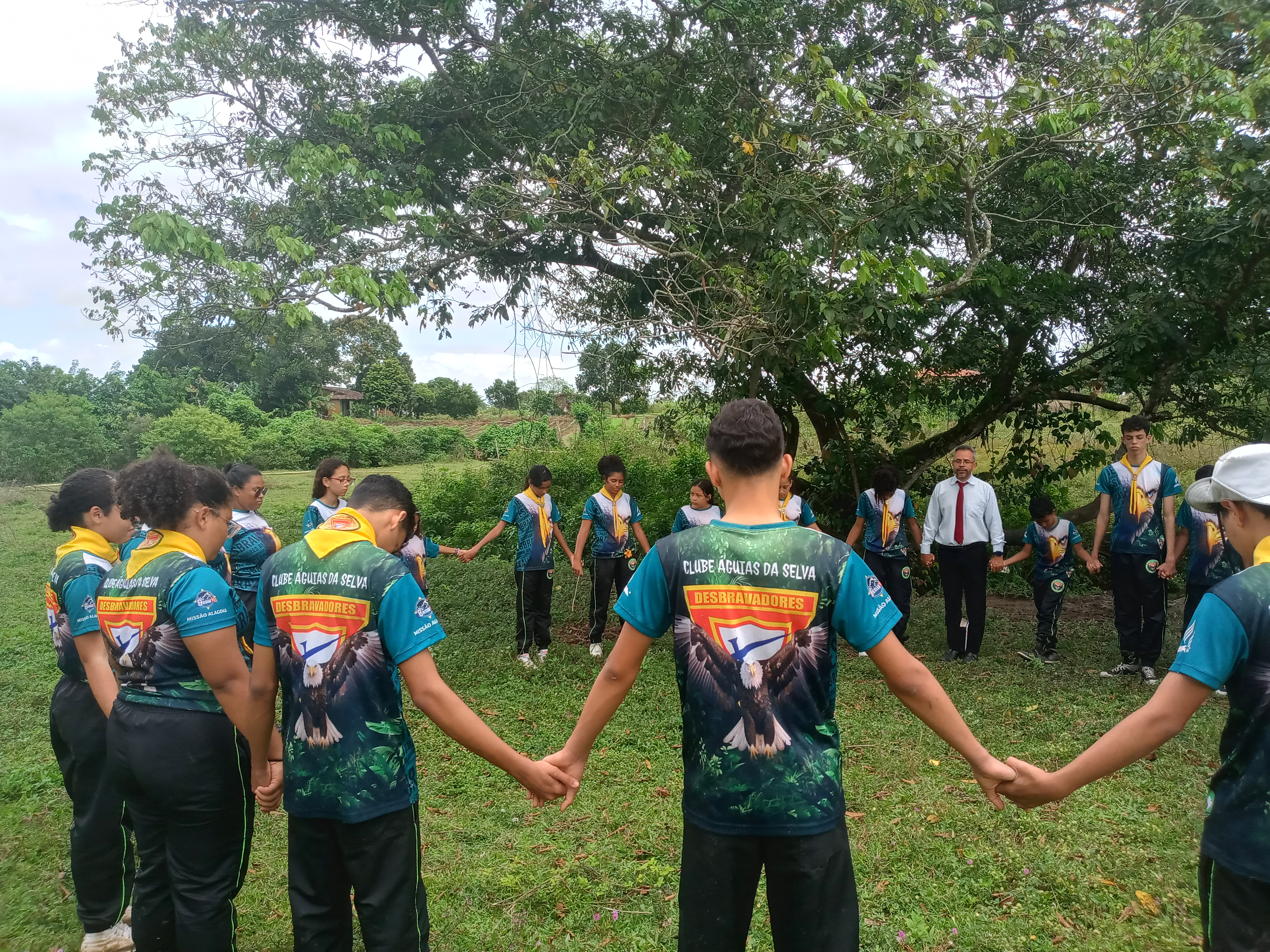 Desbravadores participando de atividade ao ar livre